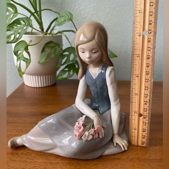 LLADRO "Nostalgia" Young Girl With Flowers Figurine Jovencita Pensativa #5071 - Picture 10 of 11